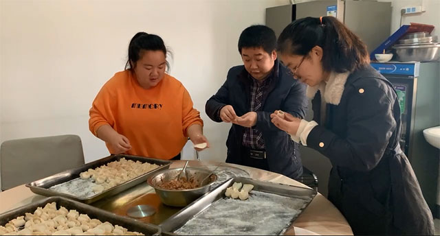 华源发传承20年习俗：冬至这天组织职工包饺子吃